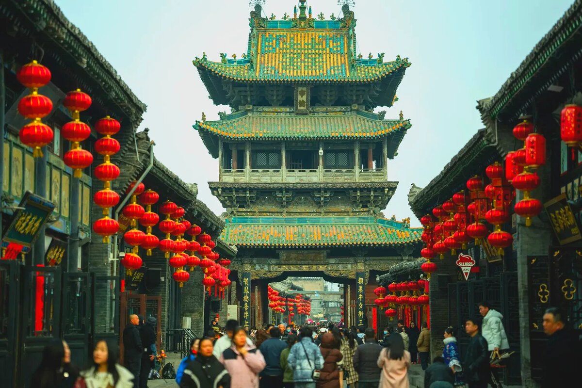 В китайский ресторан. В музей восточного искусства. На выставку китайской живописи.